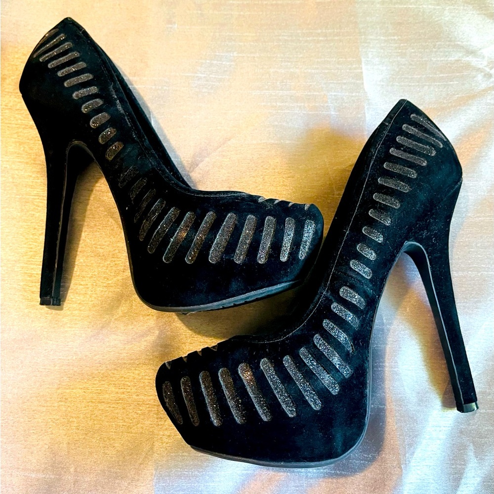 Beautiful Colombian heels. Color: Black imitation velvet. Size: 8. Brand: Wanted